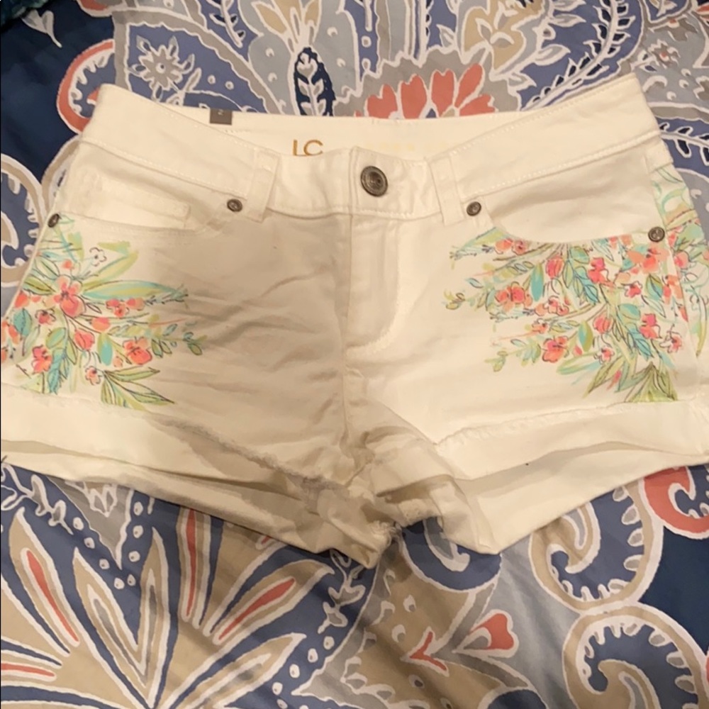 3️⃣ for 3️⃣5️⃣‼️🛍️ flower pattern white shorts